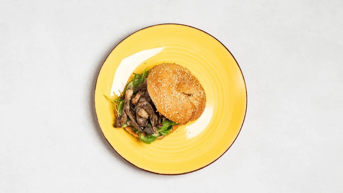 Bajgiel ze smażonymi boczniakami