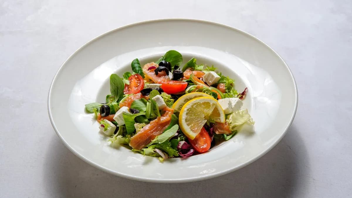 Sałatka z grillowanym łososiem