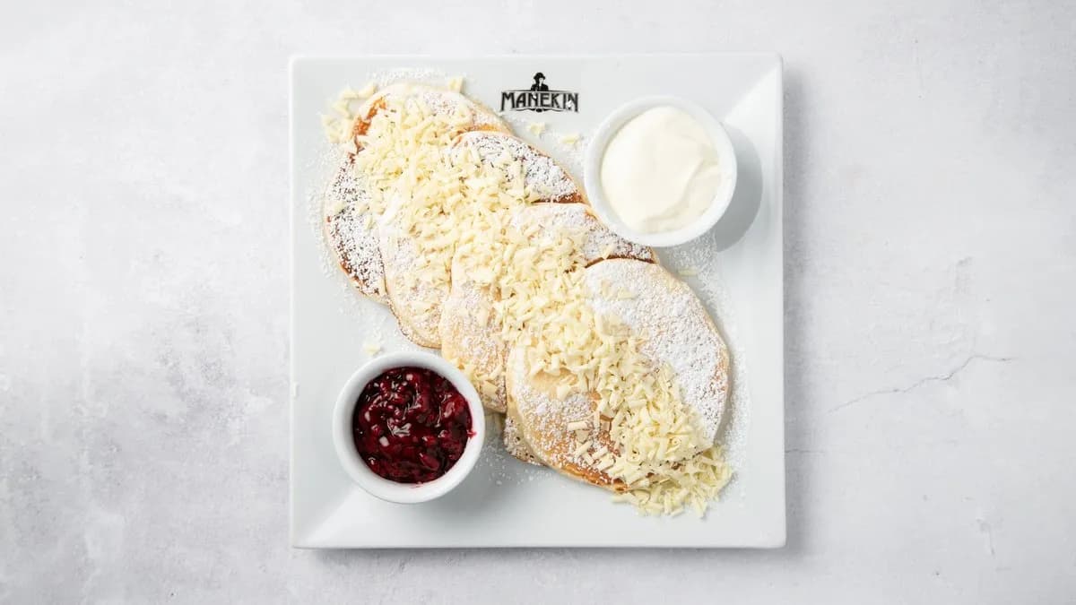 Biała czekolada, wiśnia, sos śmietankowy