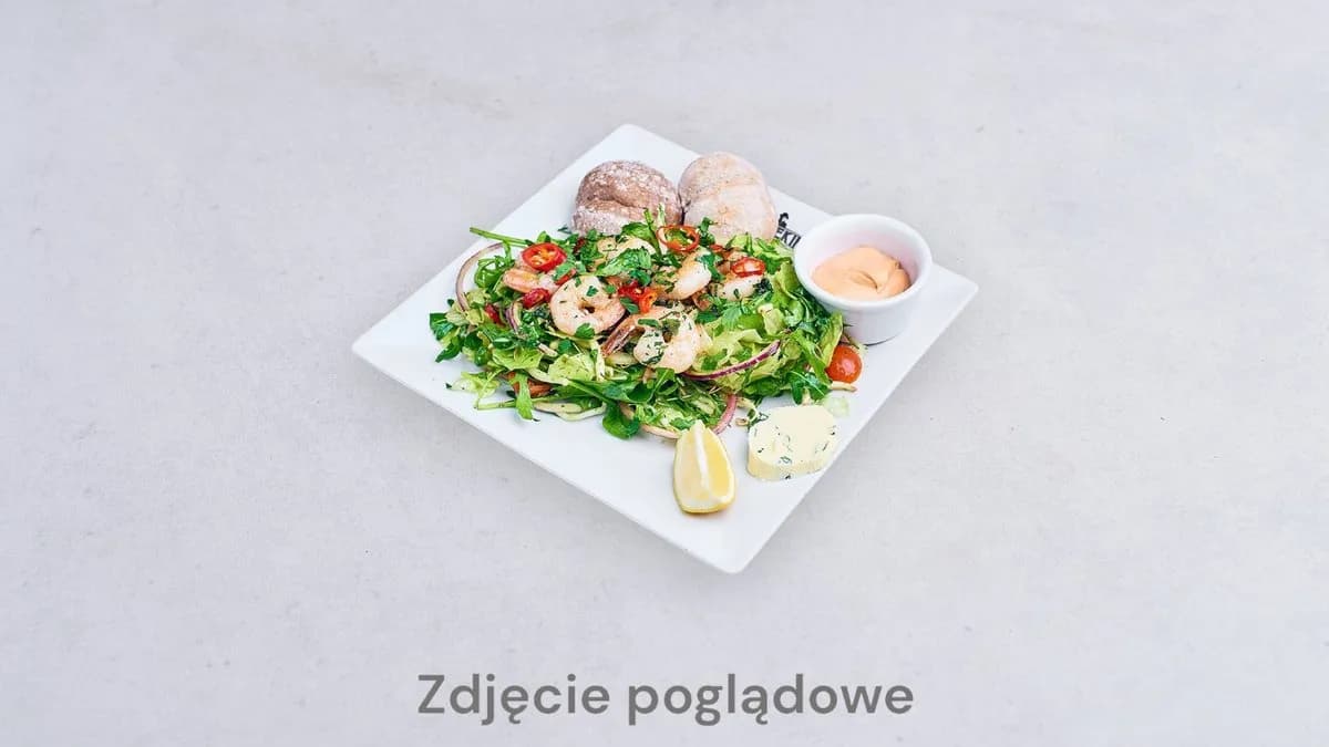 Sałaty z burratą, pieczone pomidory, winogrono, domowe pesto