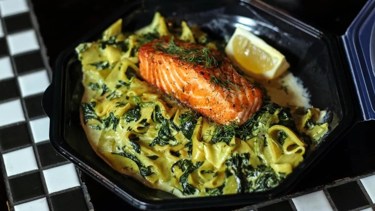 Tagliatelle Łosoś grillowany ze szpinakiem i śmietaną