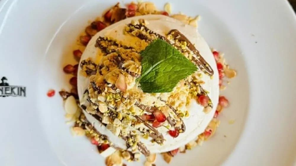 Beza z kremem pistacjowym i owocami sezonowymi