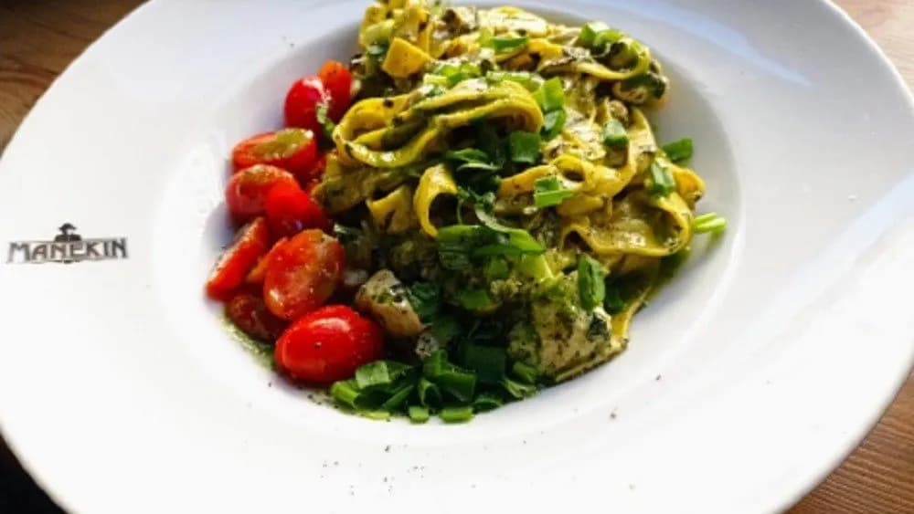 Kurczak, szpinak, zielona cebulka, śmietana