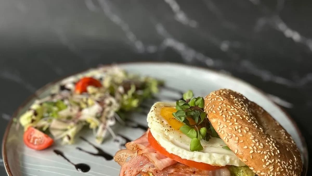 BAJGIEL Z  GRILOWANYM BOCZKIEM I JAJKIEM SADZONYM