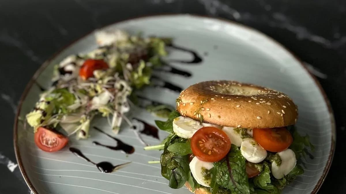 BAJGIEL Z MINI MOZZARELLĄ I PESTO