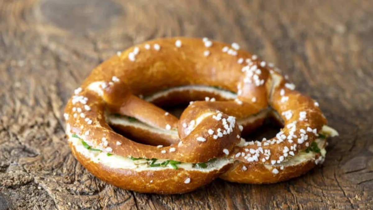 Bawarski Precel z Masłem / Bavarian Pretzel with Butter