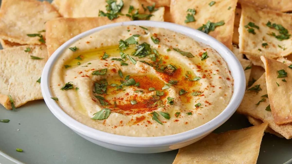 Hummus Klasyczny z Oliwkami i Tortillą