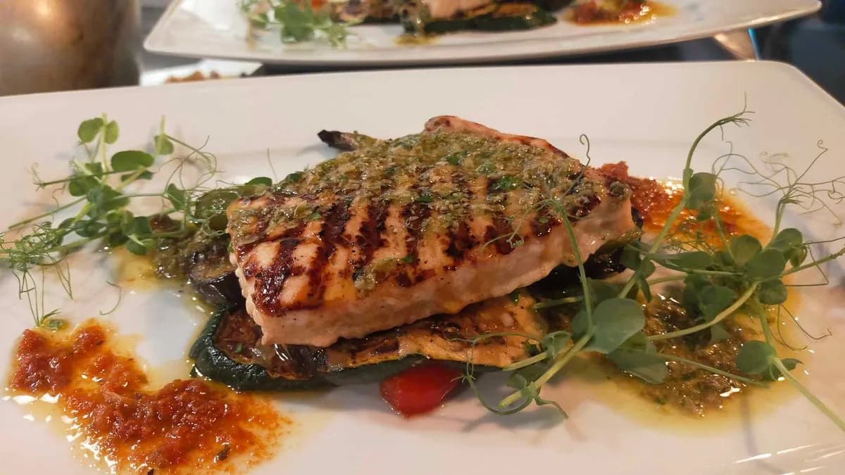 Stek z miecznika z grillowanymi warzywami