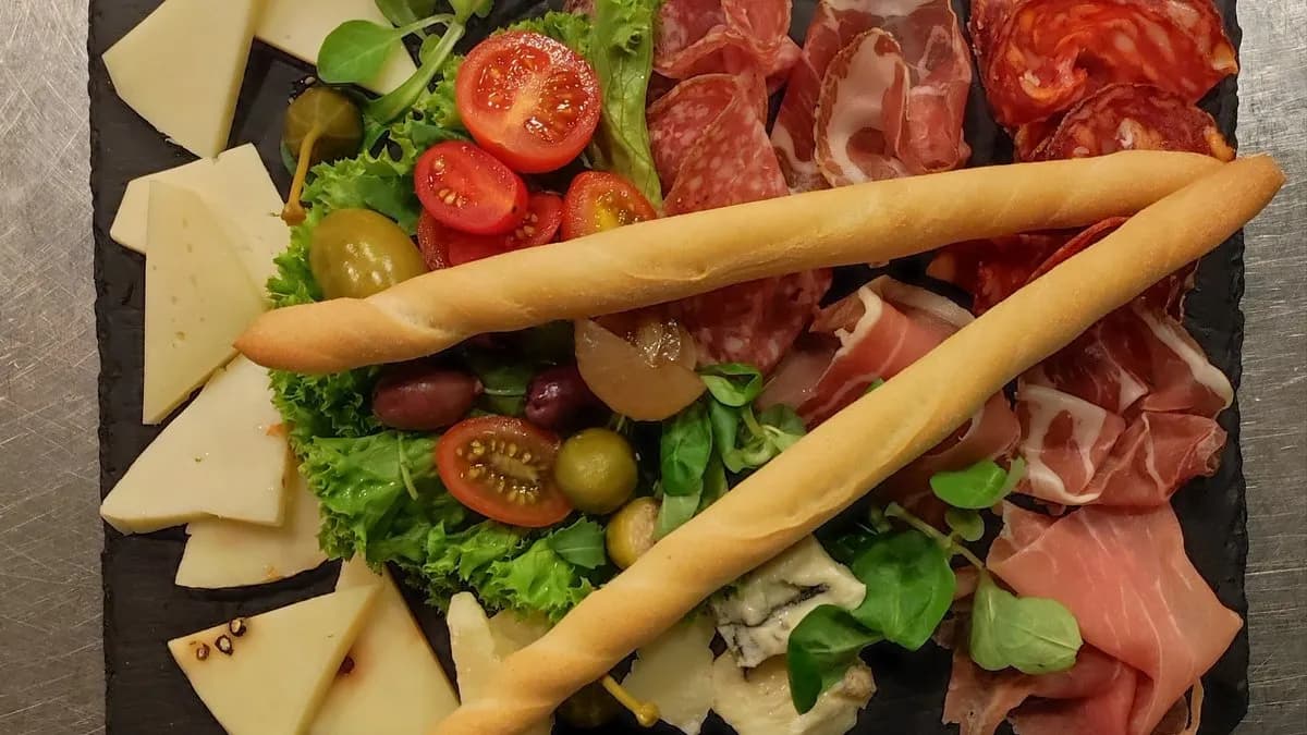 Tagliere di formaggi salumi italiani