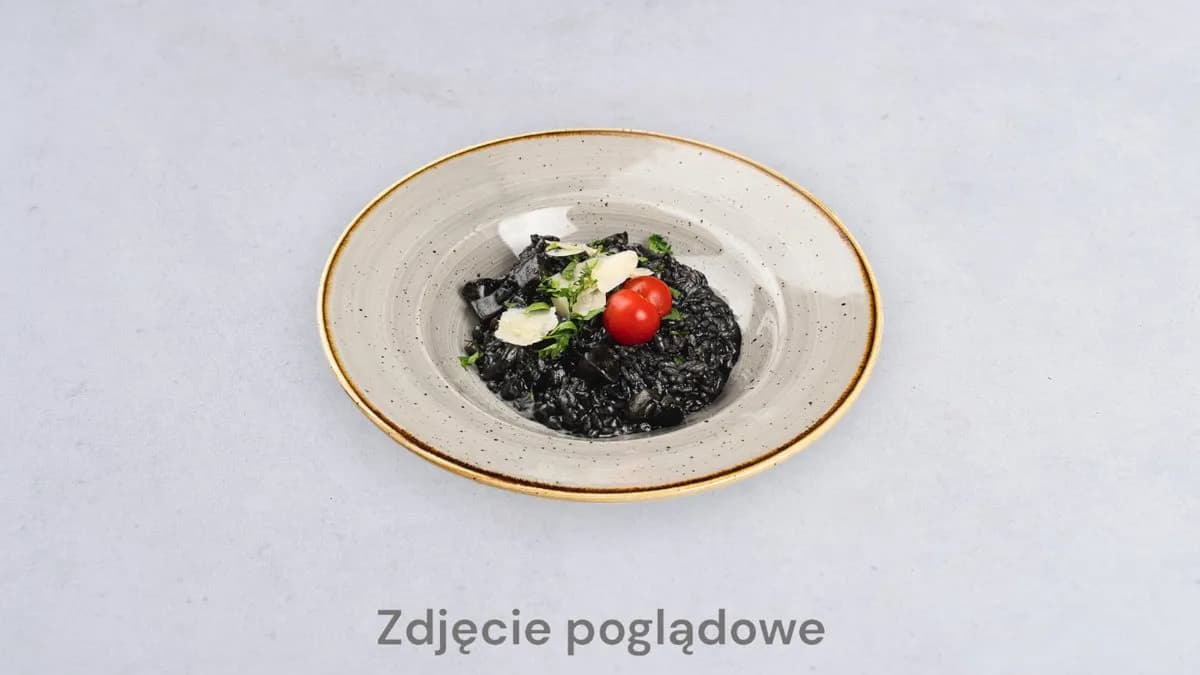 Czarne risotto z owocami morza