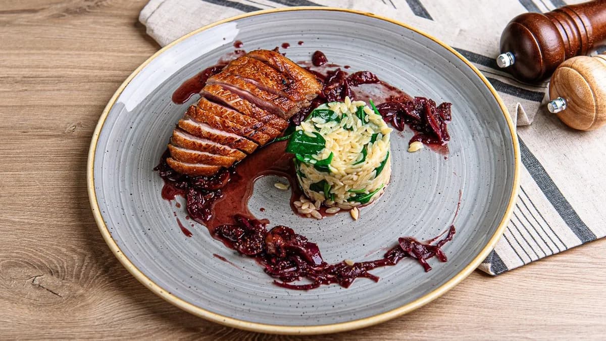 Filet z kaczki z sosem z cebuli