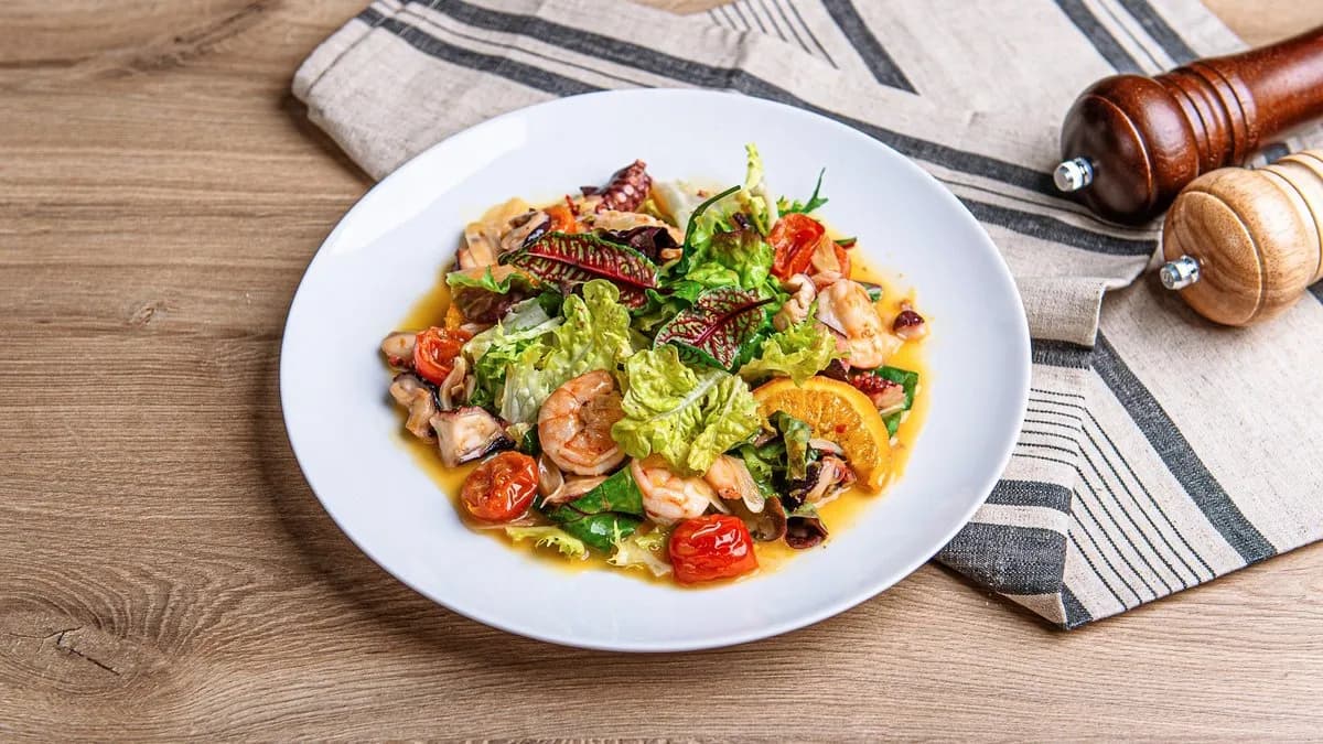 Sałata z owocami morza