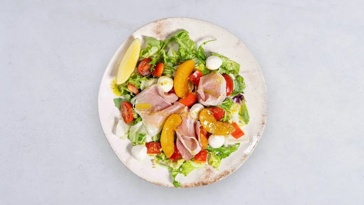 Sałata z szynką parmeńską