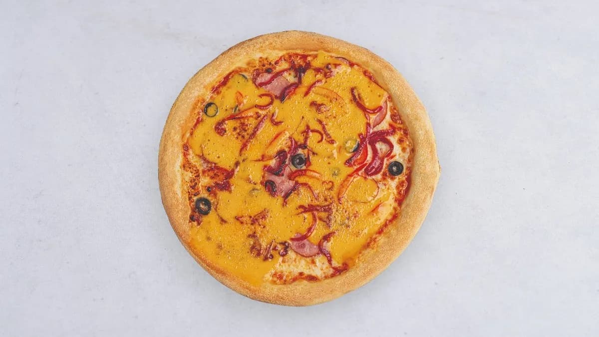 Pizza z kiełbasą i serem cheddar