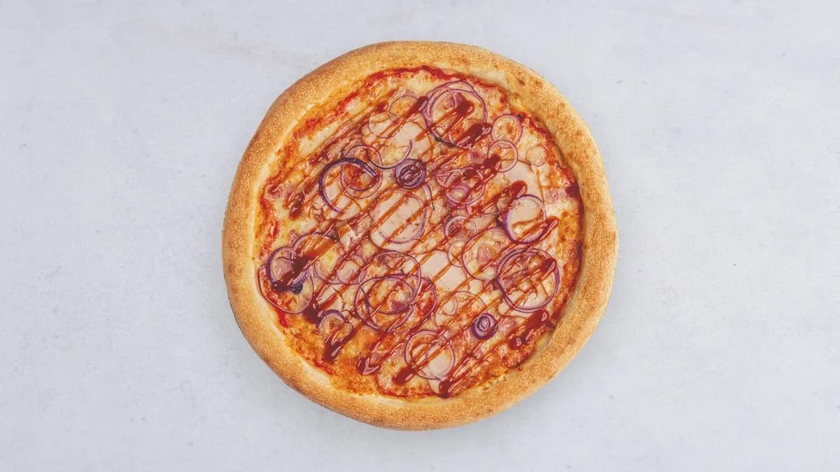 Pizza z kurczakiem i sosem bbq