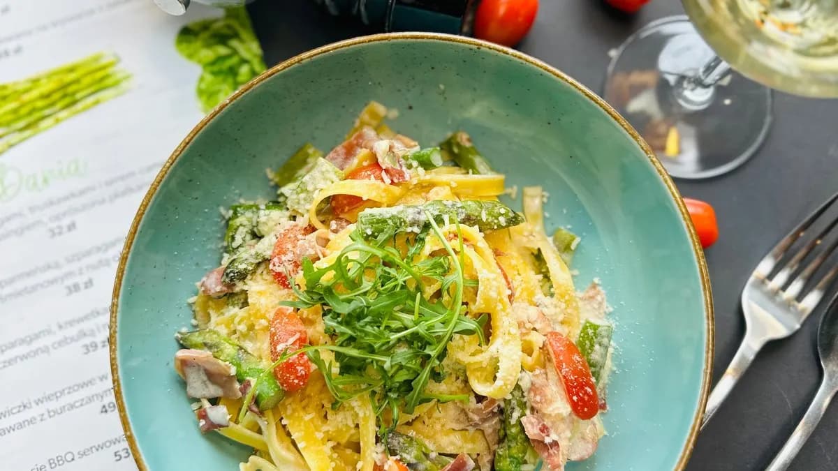 NOWOŚĆ SEZONOWA - Tagliatelle z szynką parmeńską, szparagami i pomidorkami -25%