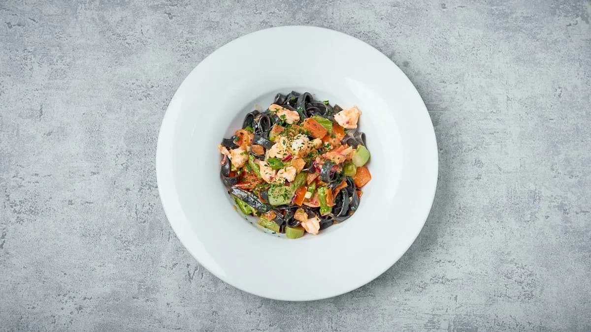 Tagliatelle nere con gamberi e asparagi