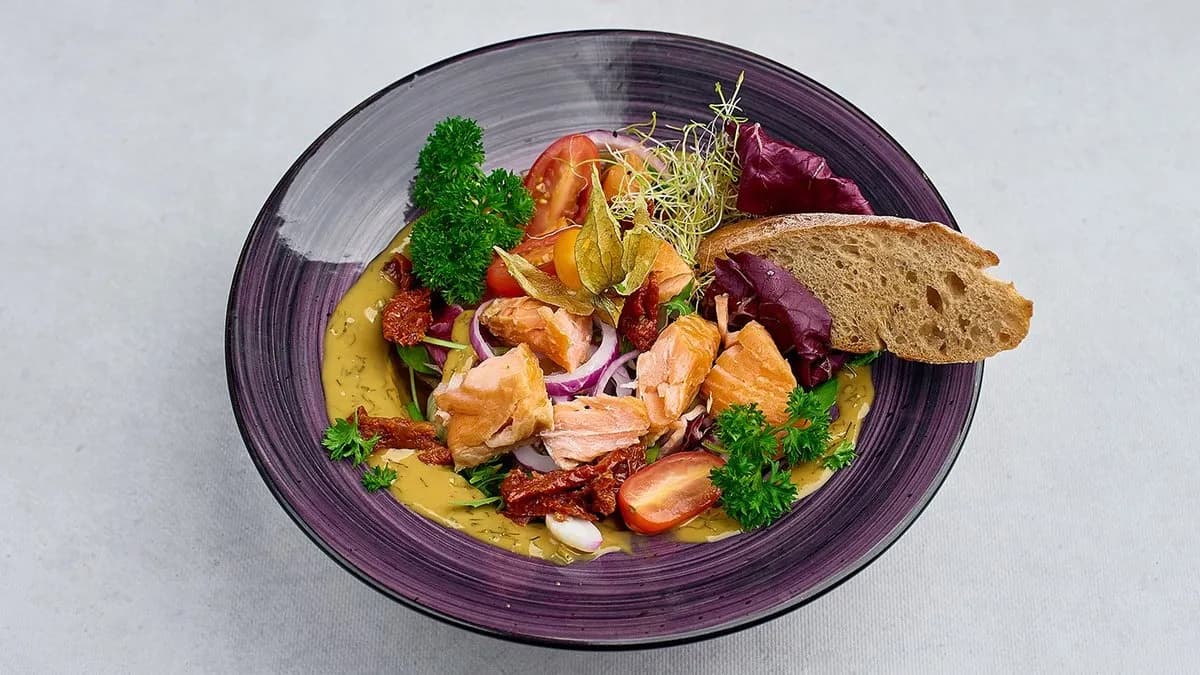 Sałatka z łososiem wędzonym na gorąco 🐟