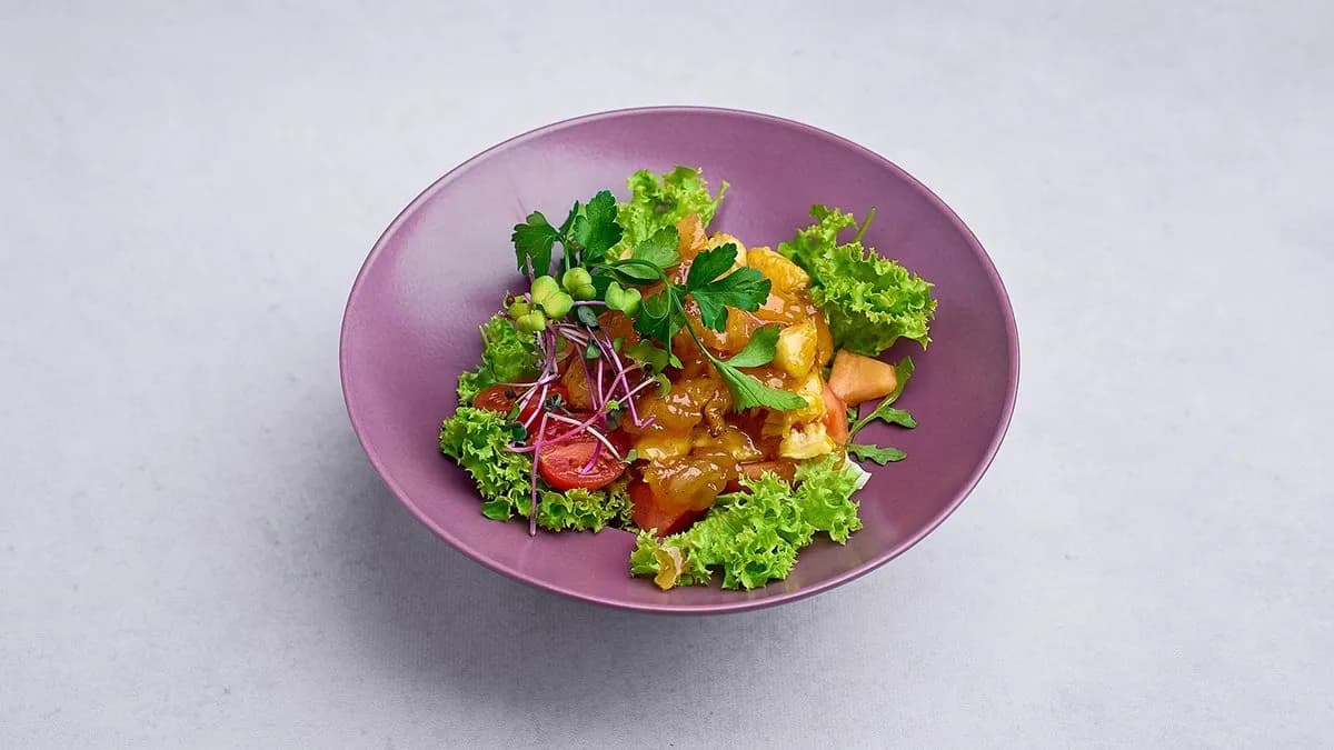 Sałatka z kurczakiem, mango i chilli