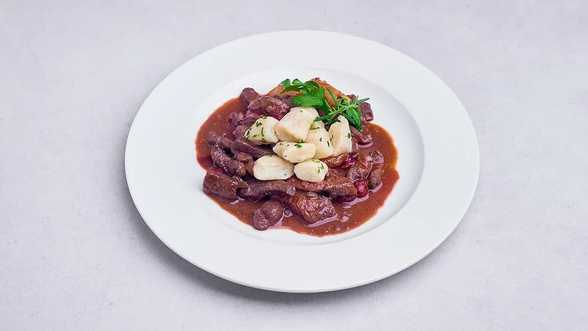 Wątróbka cielęca z jabłkami i wiśniami