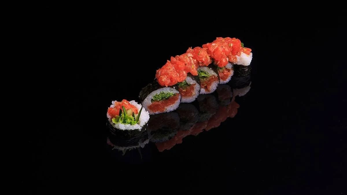 Futomaki tatar z łososia