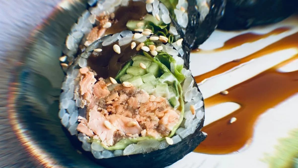 Futomaki pieczony łosoś