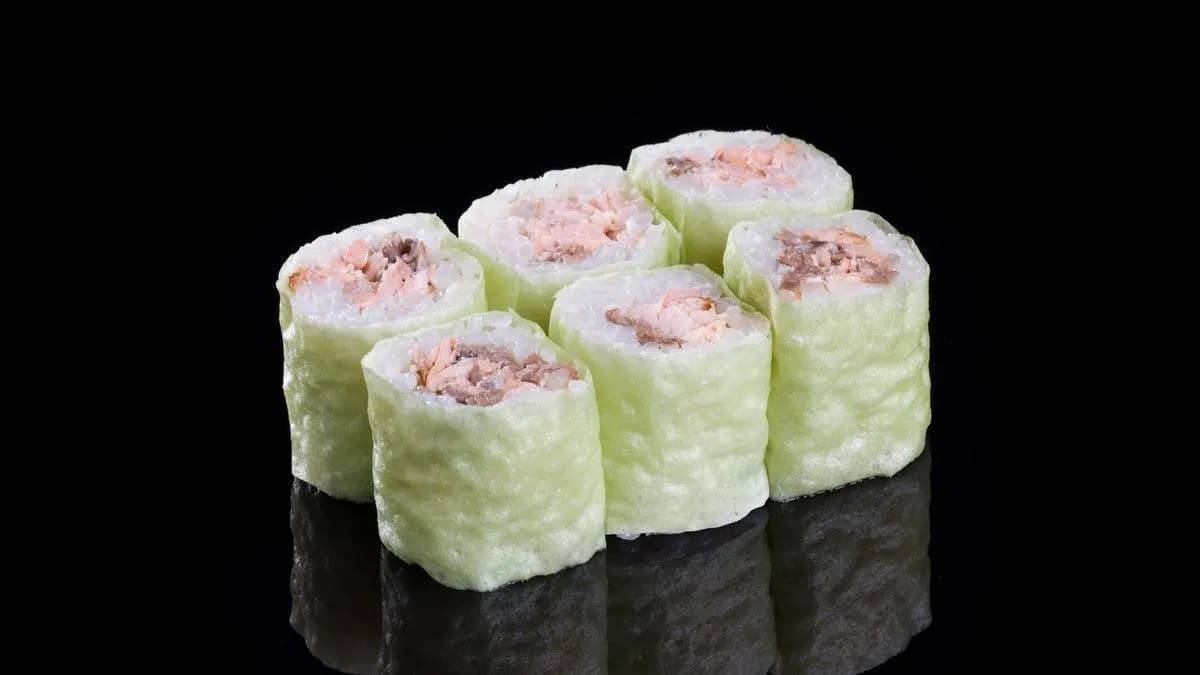 Hosomaki w płatku sojowym z pieczonym łososiem 6 szt.