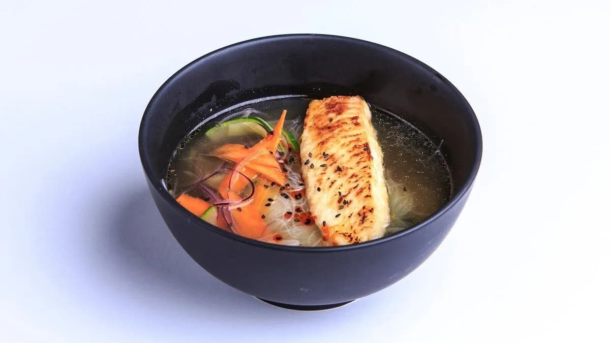 Pikantny bulion rybny z makaronem sojowym