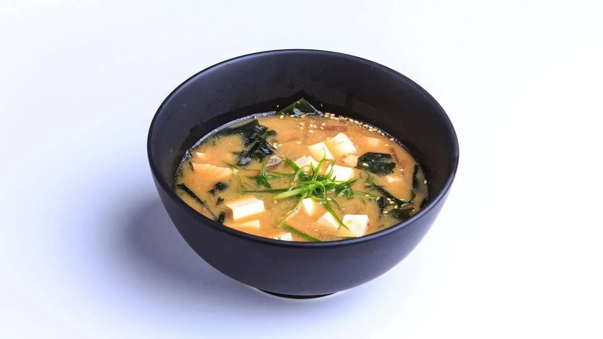 Zupa miso z glonami wakame i tofu