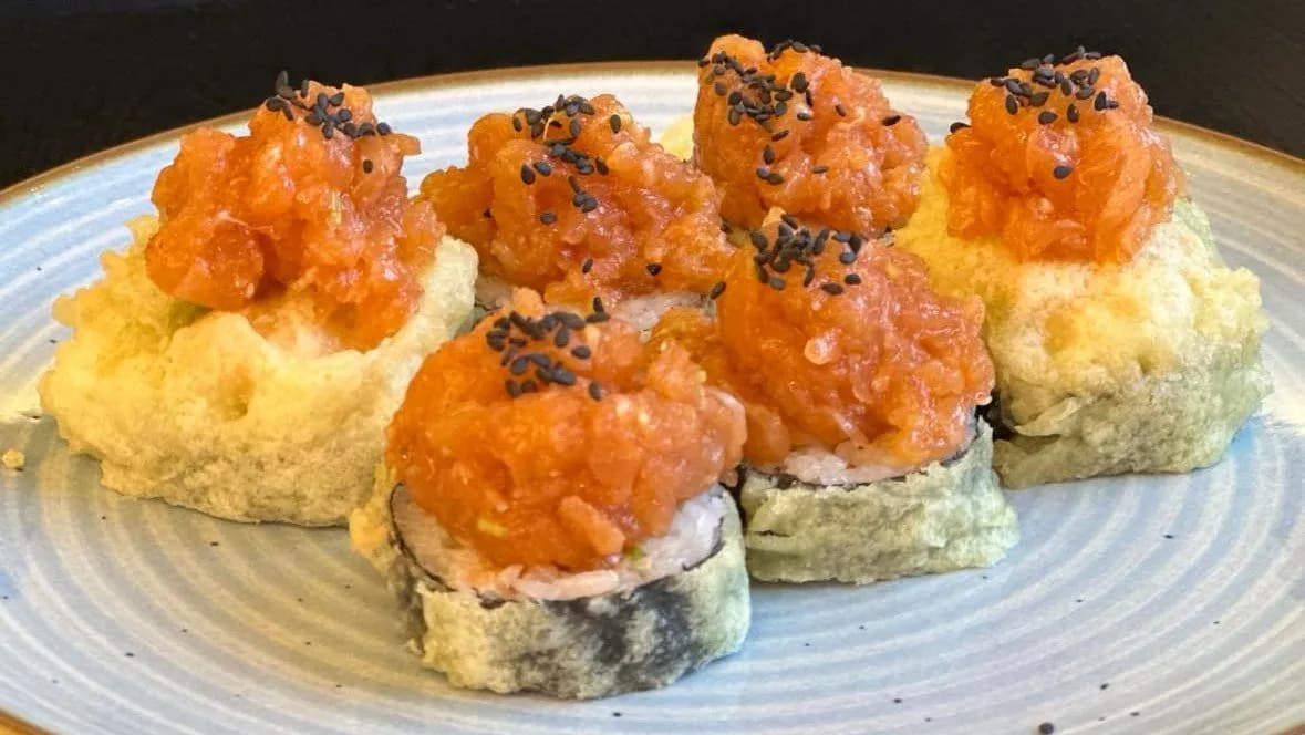 Futomaki tatar z łososia w tempurze