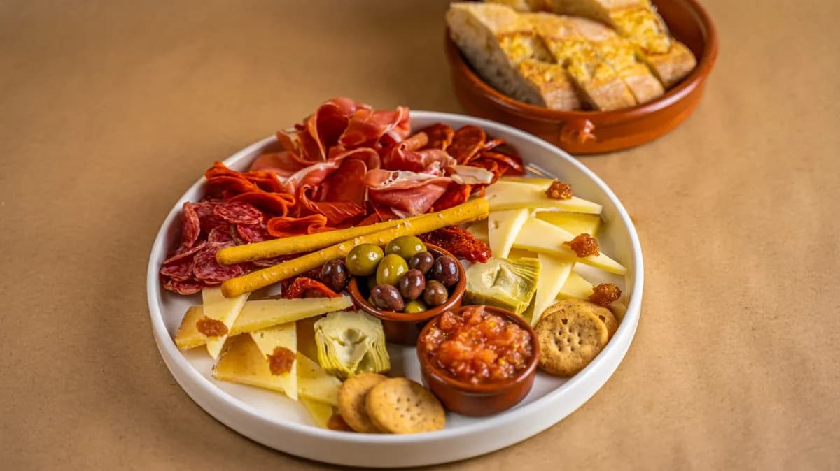 Plato de queso y embutido