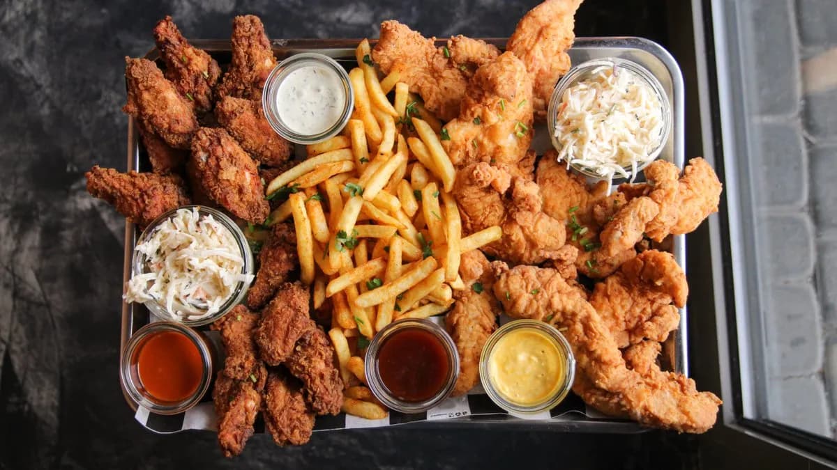 Kubełek 25 skrzydeł i 25 strips