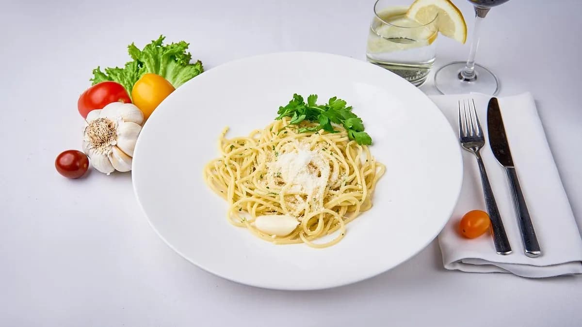 Spaghetti caccio e pepe