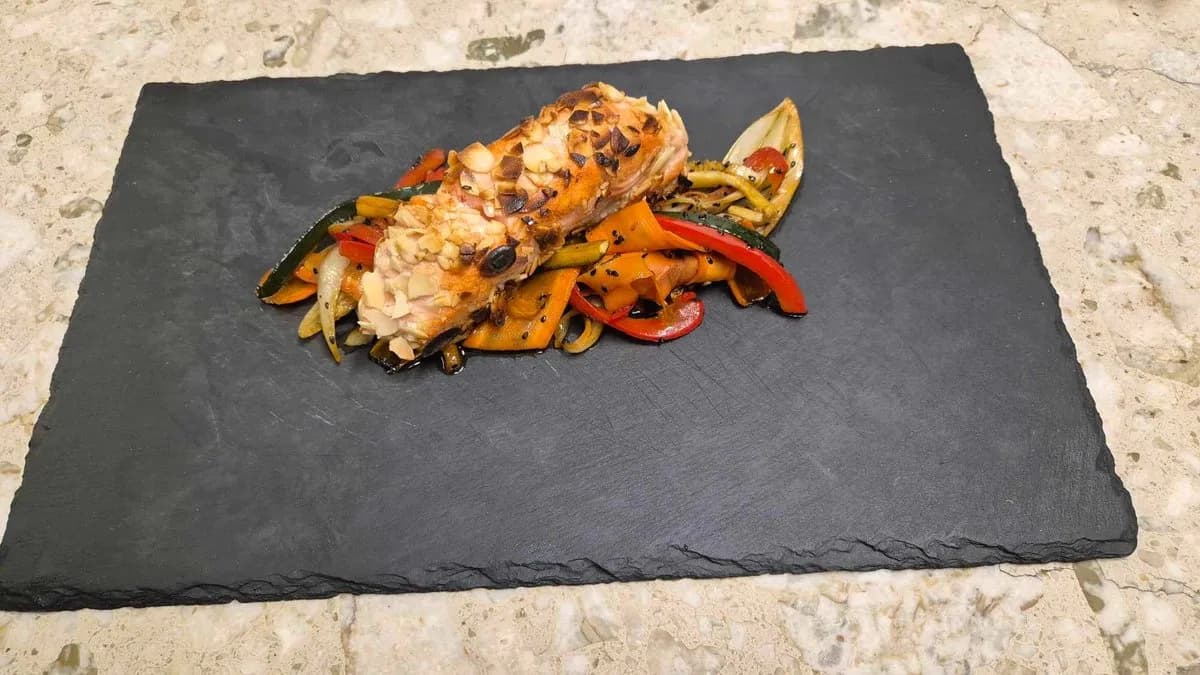 Salmone alla grillia con insalata di verdure con sezamo