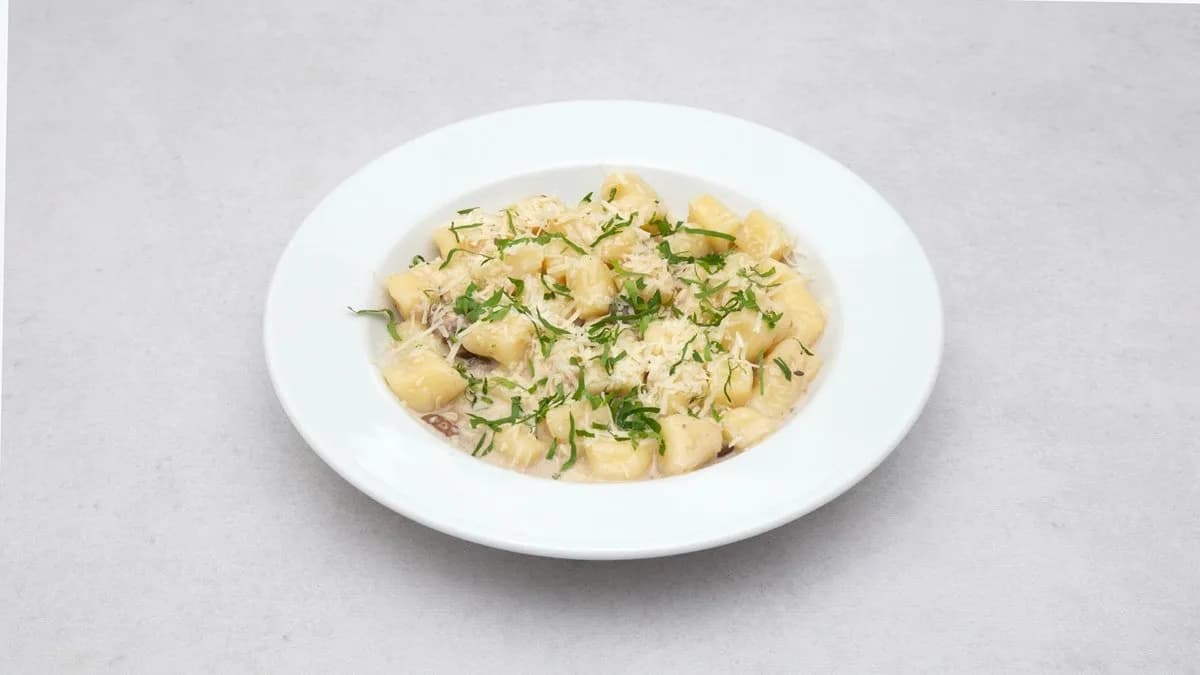 Gnocchi di patate fatti a mano in cremosa salsa di funghi porcini