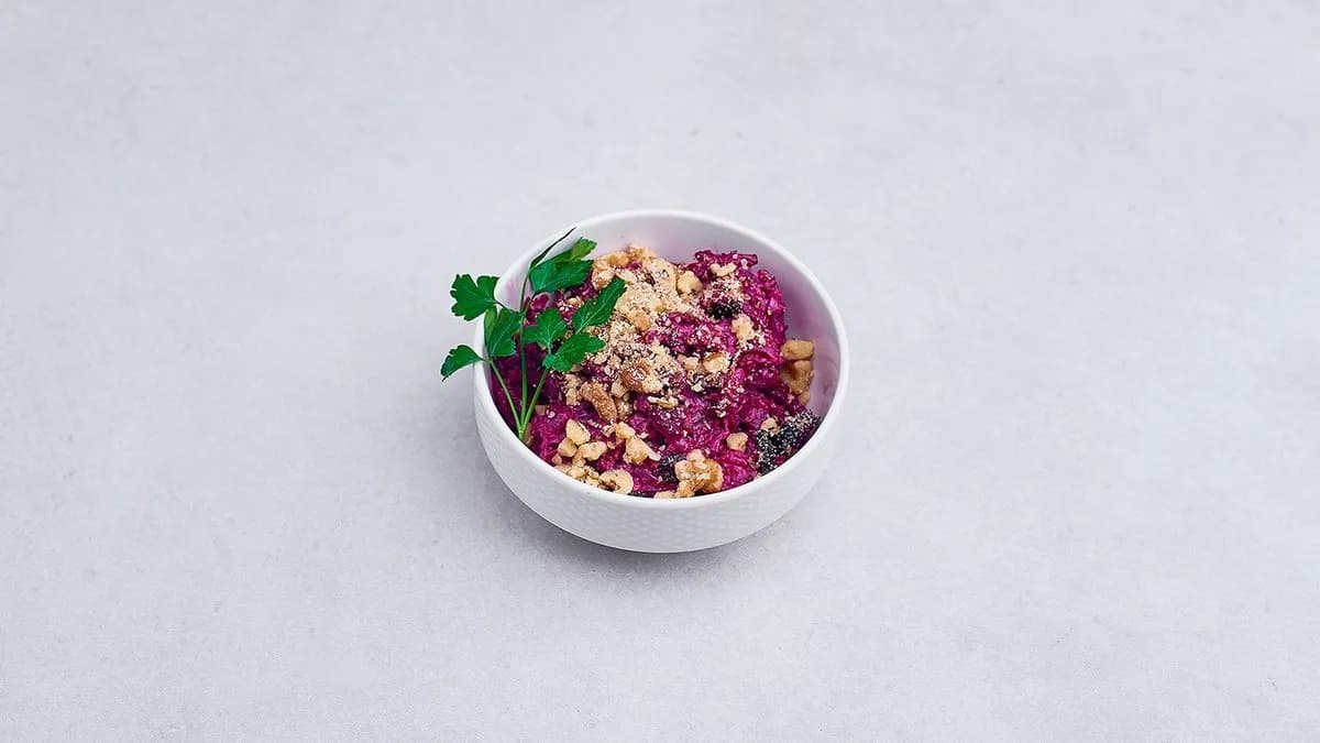 Gotowane buraczki ze śliwką i orzechami