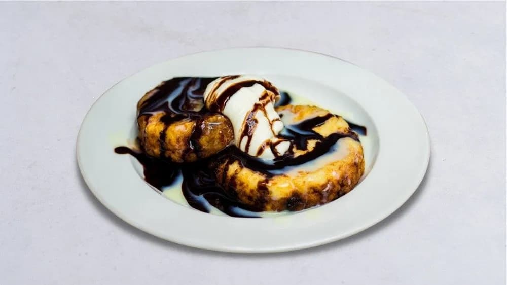 Sernik ze słodkimi dodatkami