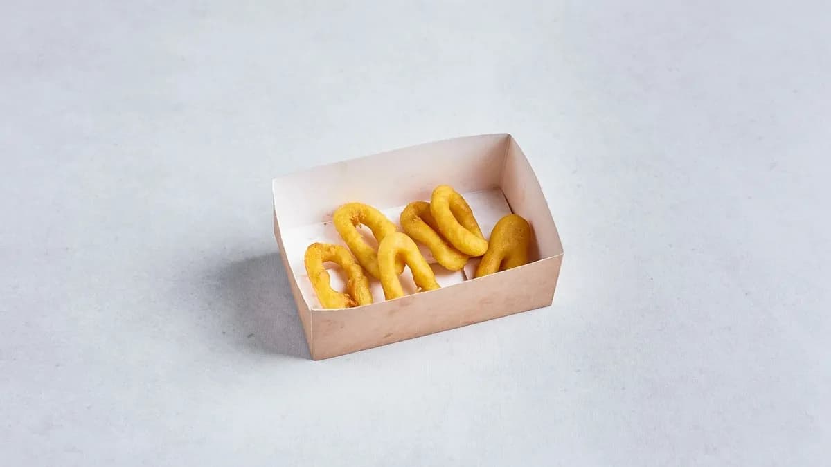 Kalmary w cieście z sałatką i sosem słodko-kwaśnym