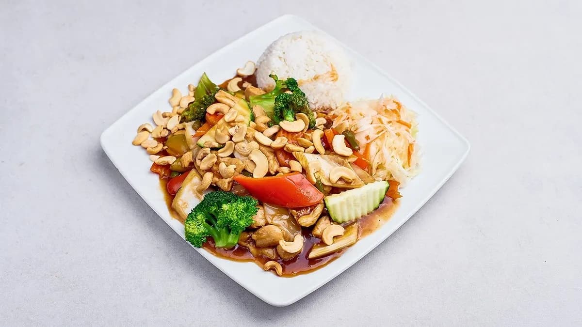 Wieprzowina smażona z orzechami i warzywami