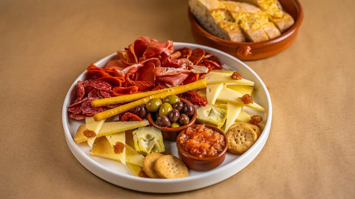 Plato de queso y embutido