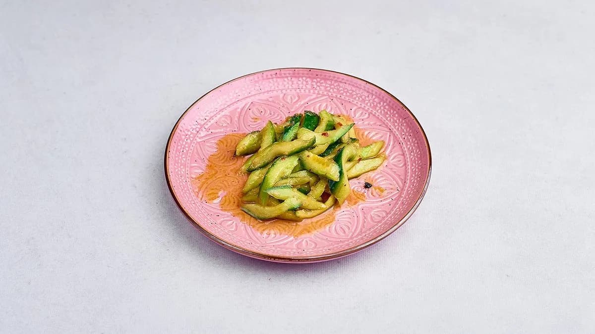 Sałatka z pikantnym ogórkiem i czosnkiem