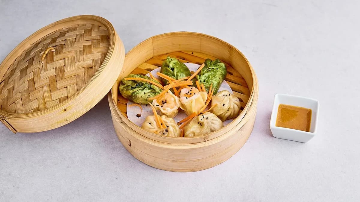 Pierogi gotowane na parze z mięsno-warzywnym farszem i dymką