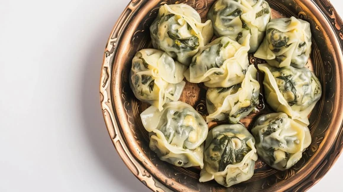 Momo z serem i szpinakiem