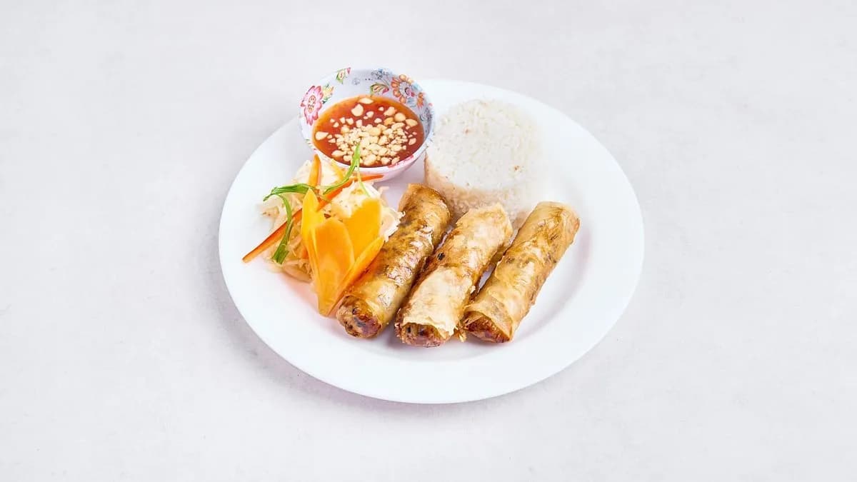 Sajgonki z ryżem i surówką