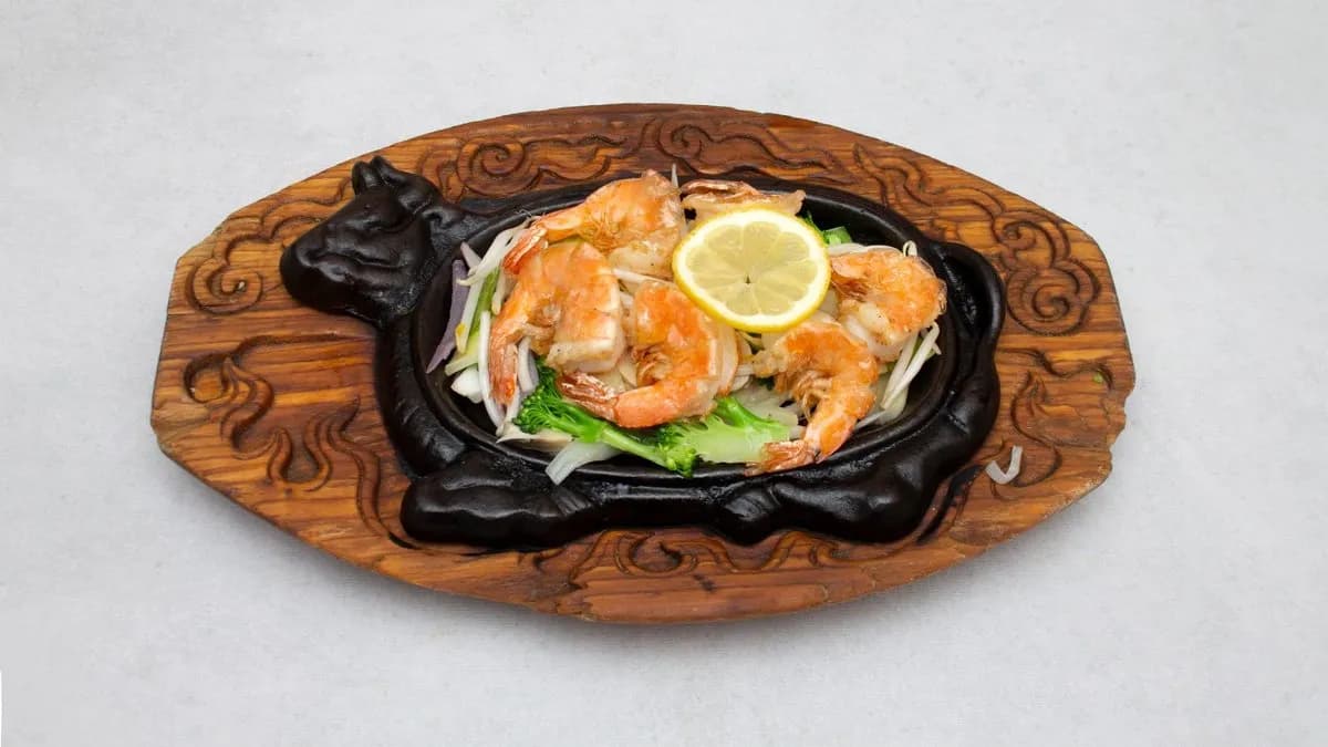 Duże krewetki na gorącym półmisku