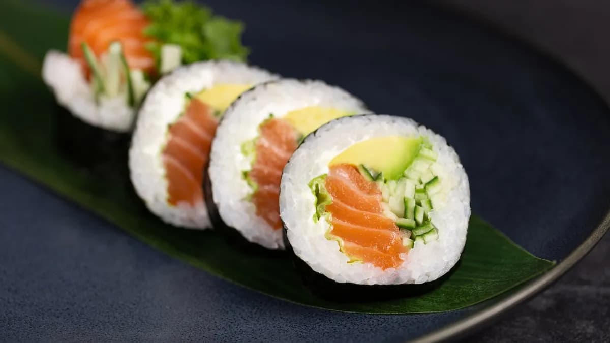 FUTOMAKI ŁOSOŚ SUROWY