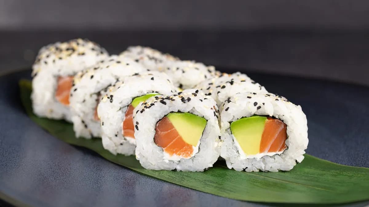 URAMAKI ŁOSOŚ SUROWY W SEZAMIE