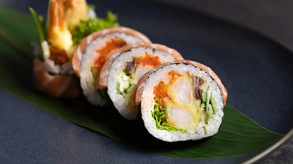 FUTOMAKI KREWETKA TEMPURA W ŁOSOSIE