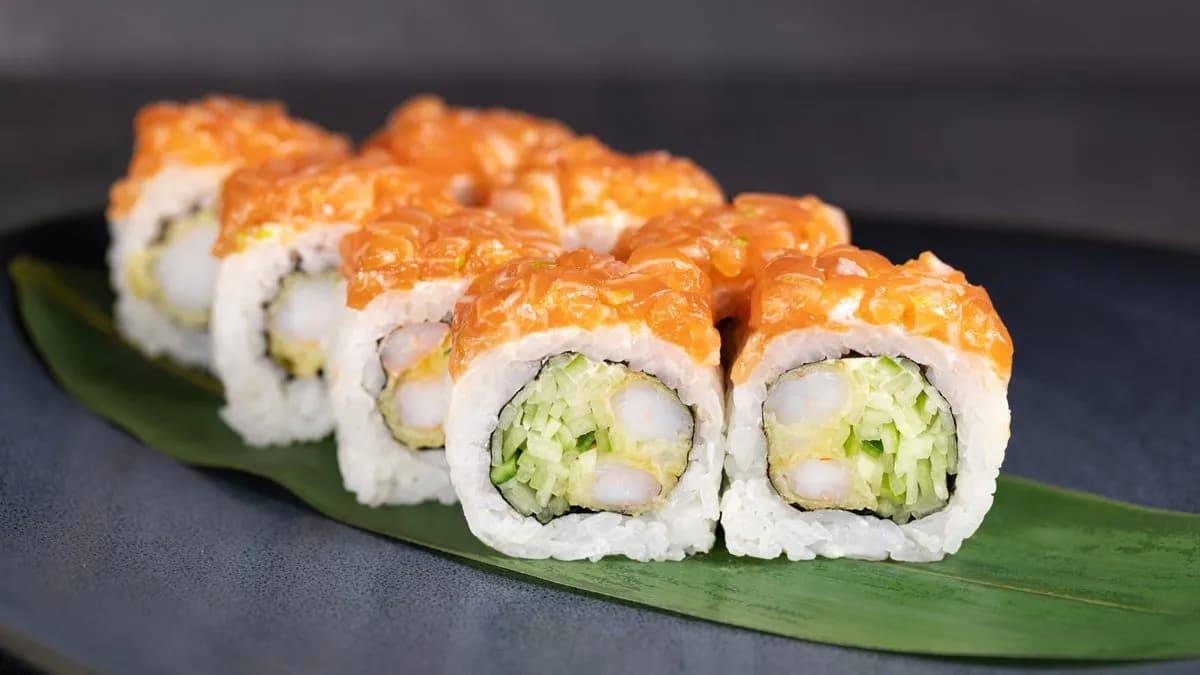 URAMAKI KREWETKA TEMPURA Z TATAREM ŁOSOSIA