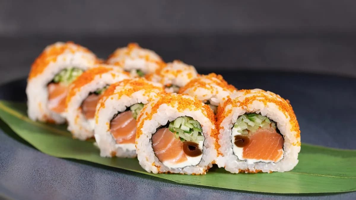 URAMAKI ŁOSOŚ SUROWY W TOBIKO